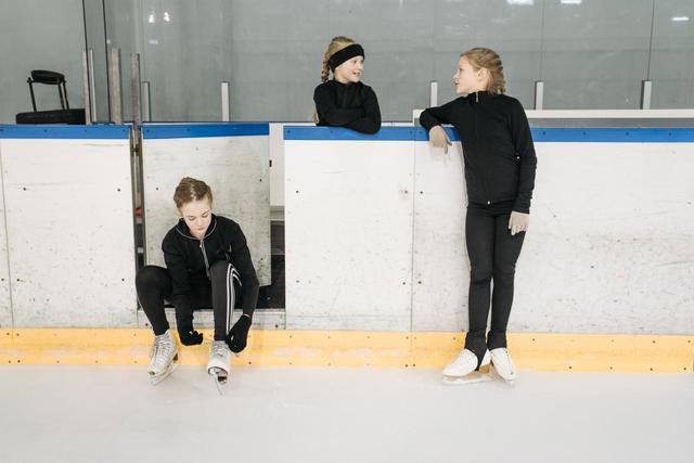 Top 5 Ice Skating Camps for Kids cover image