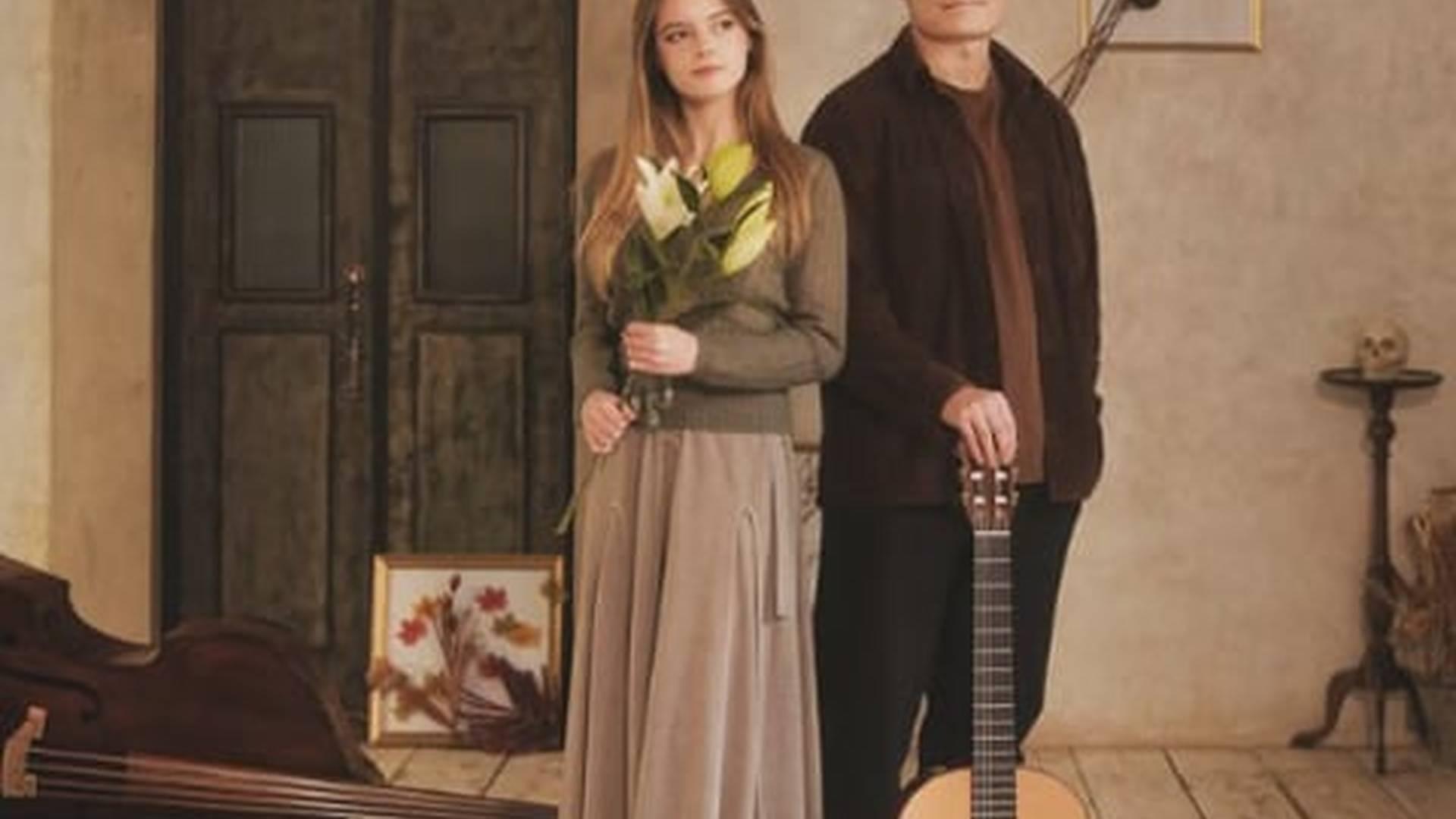 Eleanor And Gus Perform At Kenwood photo
