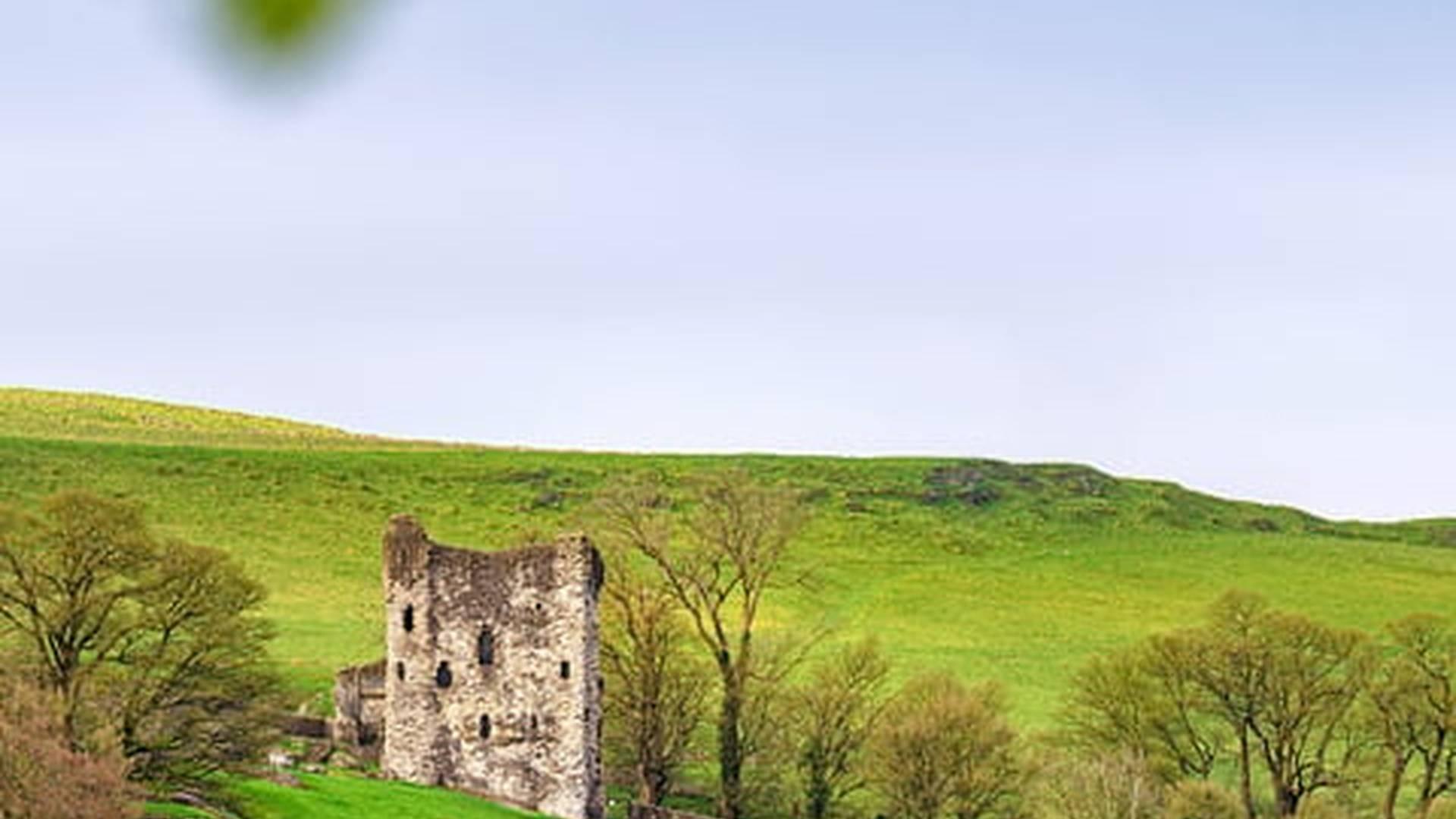 Picnic And Paint At Peveril Castle photo