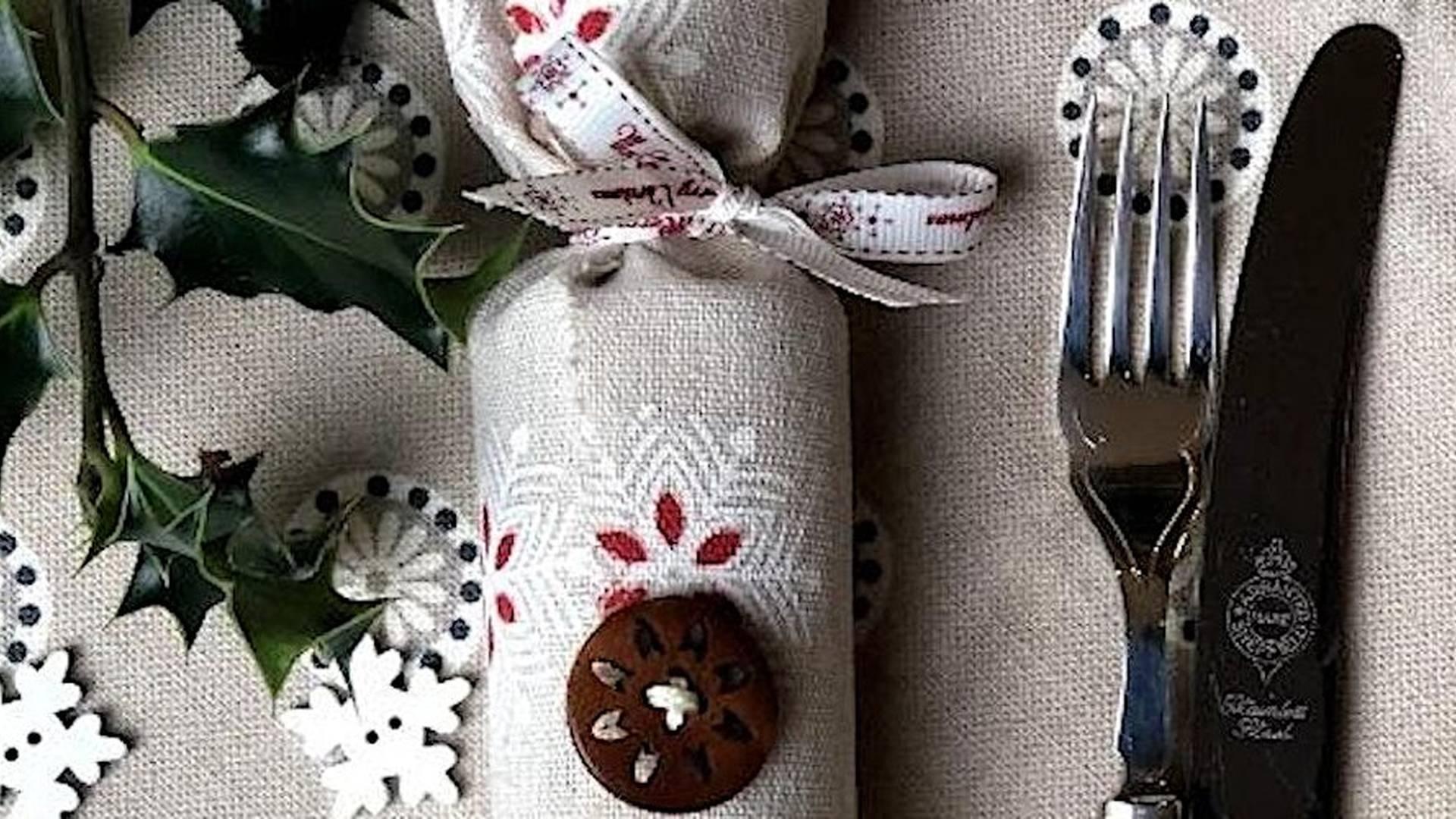 Making Linen Christmas Crackers photo
