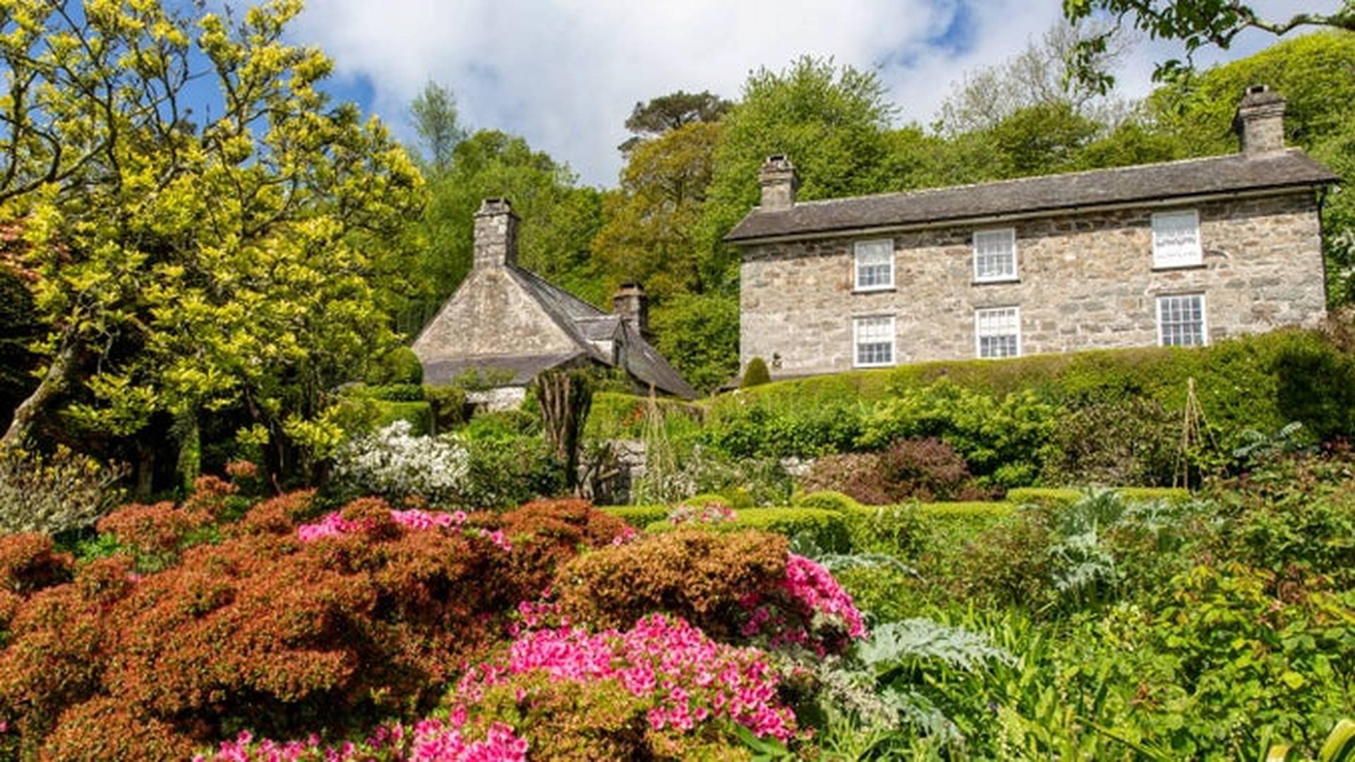 Teithiau'r ardd ym Mhlas yn Rhiw | Garden walks at Plas yn Rhiw photo