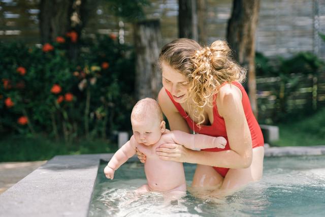 5 Benefits of Swimming for Babies cover image