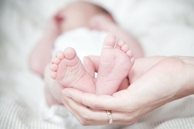 5 Tips on Massaging your Newborn Baby cover image
